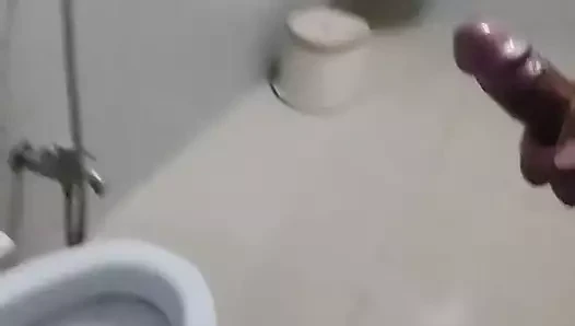 Hintli adam büyük yarakla mastürbasyon yapıyor