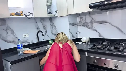 Ich nutze die Tatsache, dass niemand zu hause ist, zu meiner stiefmutter hart in der Küche.