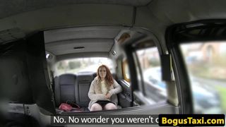 Ragazza britannica in taxi allo zenzero scopata in una succosa vagina