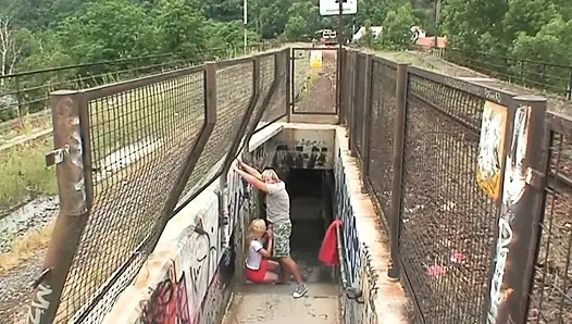 Gefährlicher sex im freien für ein geiles junges paar