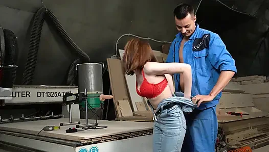Развлечение на фабрике: двойное проникновение с машиной для траха
