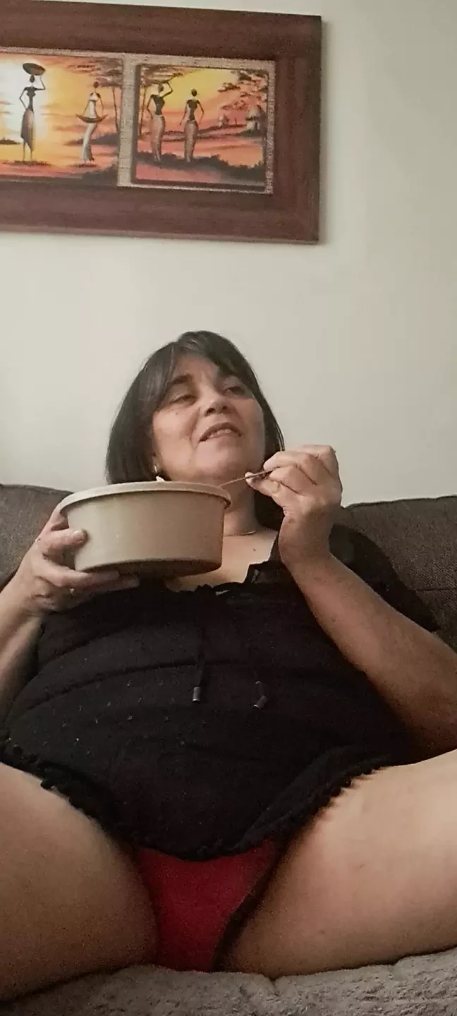 Une belle-mère prend un déjeuner et son beau-fils lui demande de voir plus de ce qu’il aime chez elle