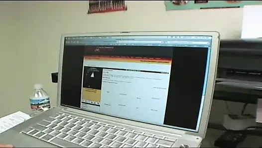 Очаровательной брюнетке кончили на лицо, афер трахают