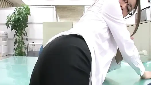 Hottest Japan Teens Scene-4_teen Office Worker Wants to Fuck in the Office with Her Coworker