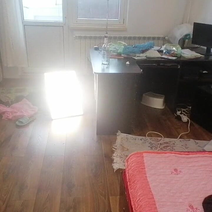 Amatörkvinna har kul att prova kläder och skära dem