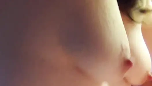 Sexy amateurin lutscht und reitet, das ganze sperma in den mund zu nehmen
