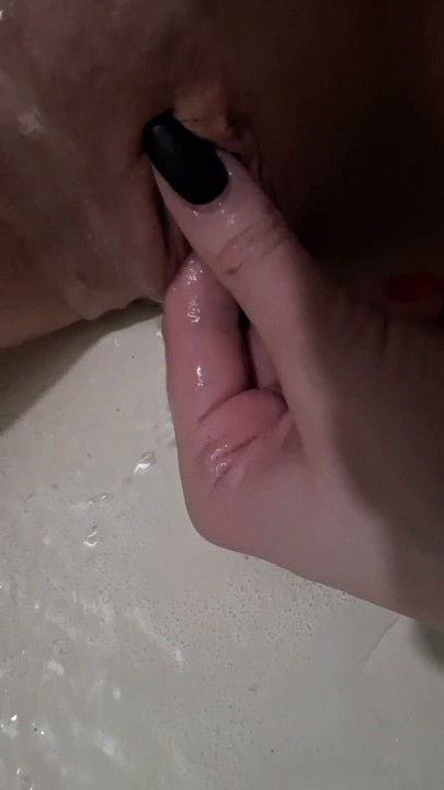 Decided to relax in the shower and jerk off my pussy with close-up shots | Clip 1