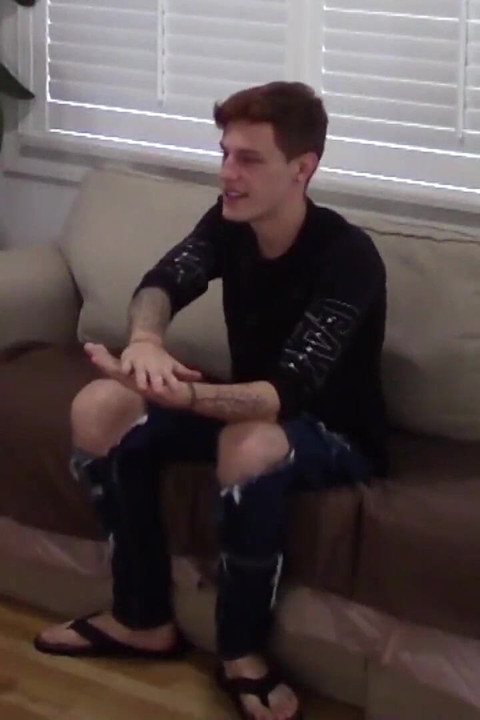 スタッドはまっすぐですが、ヘラに喜びを与えます