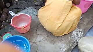 야외에서 목욕하는 Bhabhi ki ka 핫한 페티코트