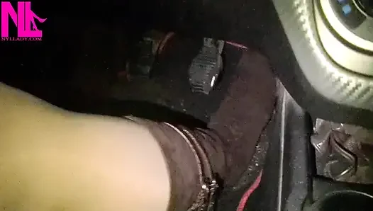Çıplak külotlu çorap ve Bworn Buckled Pumps ile sürüş