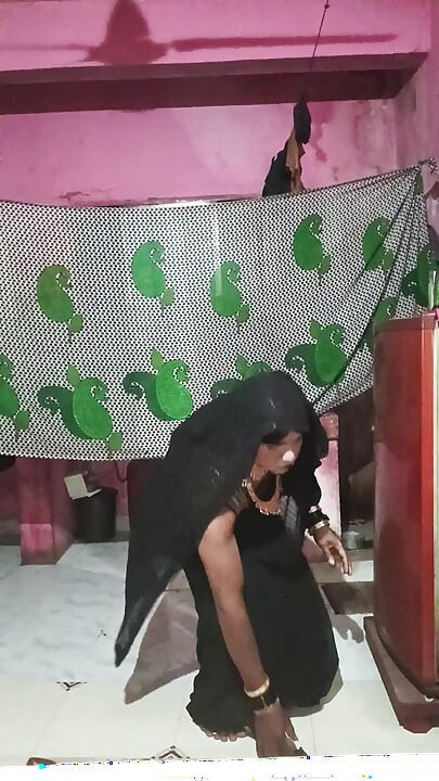 Madhuri bhabhi apni gand me do egg dalikali sari pehenkar