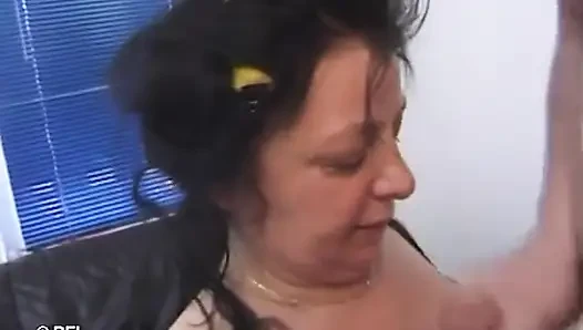 Memek besar dan tua ditangani