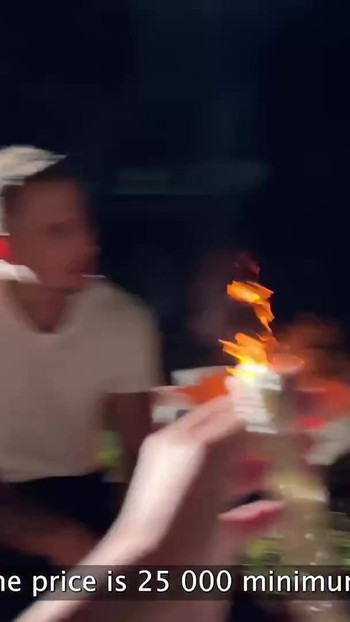 Fantastiskt ögonblick från "HUNT4K. Het tjeckisk tonåring Chloe Heart hoppade på en enorm jägares kuk utomhus framför sin pojkvän"