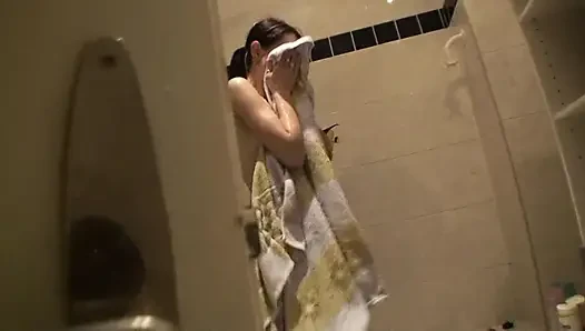 Gadis remaja seksi rambut cokelat lagi mandi