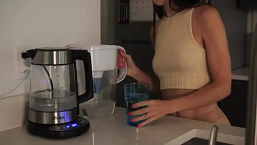 Masturbasi anal dengan butt plug besar & becek dengan vibrator sampai orgasme di dapur