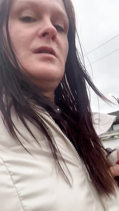 Грішні секрети - турбота про перерву насолоджується в туалеті парку