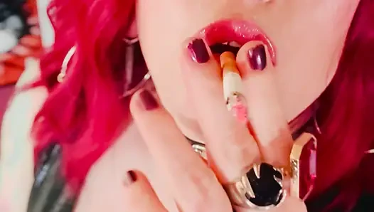 Englische Goth schwebt und raucht ihre Zigarette - Tina Snua raucht A cig mit dangling, Drifts, OMI OME Snap