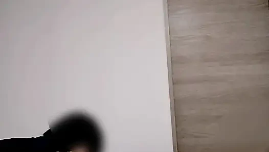 Ev tarzı video. Kovboy kız turuncu iç çamaşırlı büyük memeli bir evli kadınla oynuyor. Çiftin evde aktiviteleri. Ev yapımı amatör Per