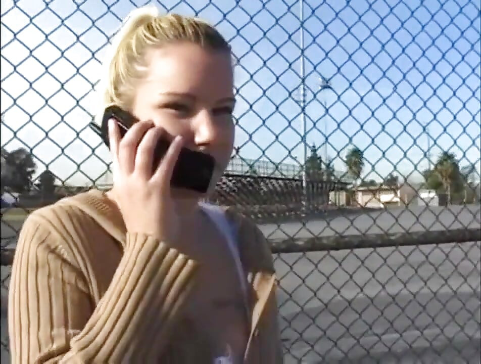 Plavuša obožava veliki kurac u guzici u ustima... Svrši u usta