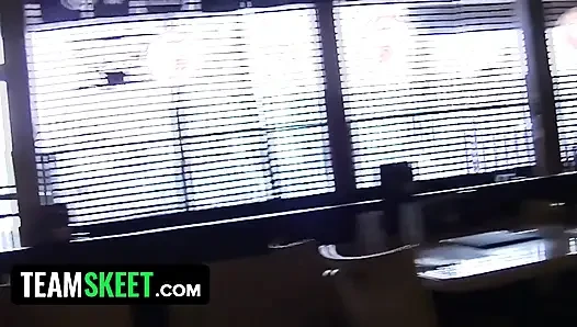 Memek stacie jaxxx si cewek sange rambut pirang dientot habis-habisan sampai menganga lebar