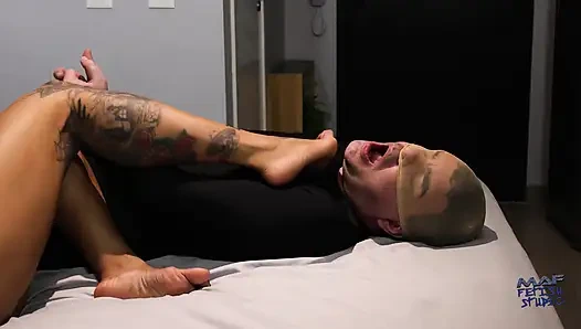 Mibby si seksi mendisiplinkan seorang pria dengan kaki jenjangnya!