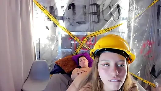 Kami mulai membangun dan memutuskan untuk istirahat untuk berhubungan seks untuk sementara semoga atasan tidak akan menangkap kami.