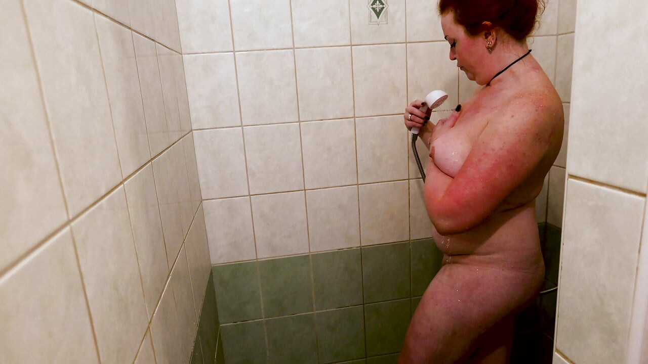 Nicole Bunny desnuda en la ducha