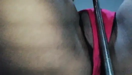 Aku melihat ibu tiriku menyentuhnya sendiri dan aku masuk ke dia