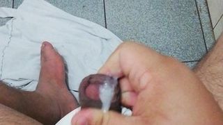Branlette une petite bite avec du sperme en désordre