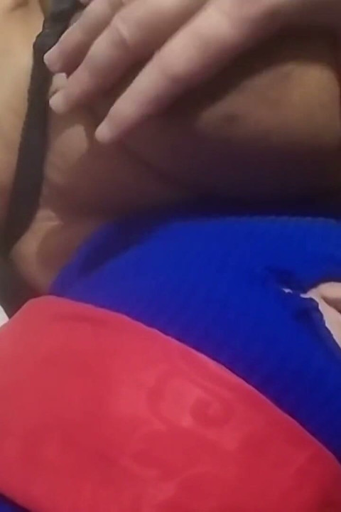 Tetona esposa sin saberlo chupa dos pollas y traga semen