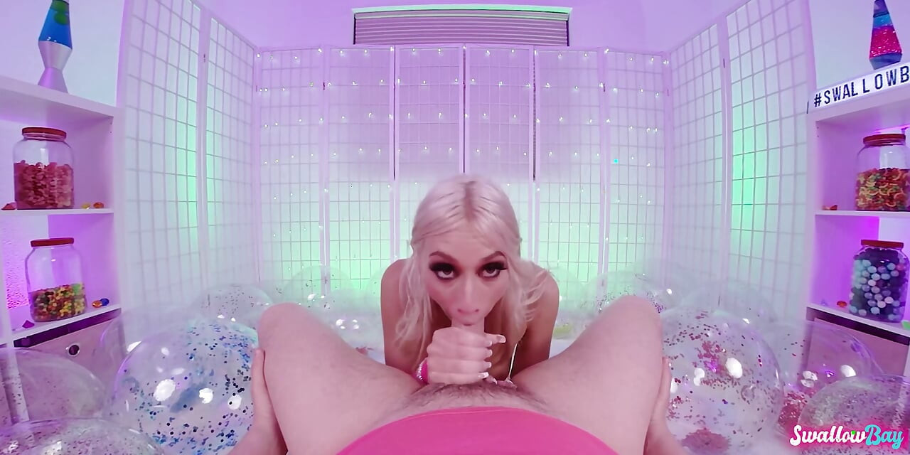 Fată sexy Barbie Kay Lovely se masturbează și suge pula