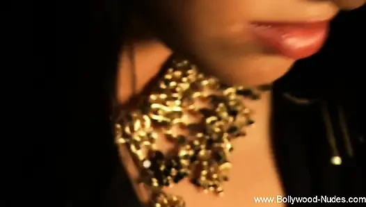 Deva Dassi's Sensual Midriff