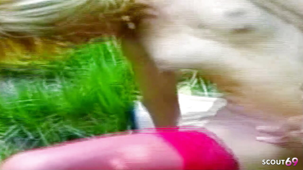 金发变性人在树林里被偷偷地干她紧致的菊花