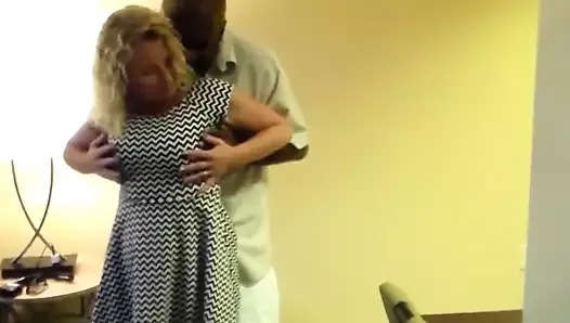 Une femme mariée a un rendez-vous avec une grosse bite noire dans un hôtel