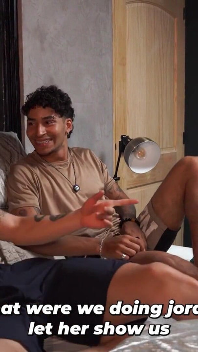 他们在做什么？继子和他的朋友自慰，他们的继母决定教他们 |剪辑 1