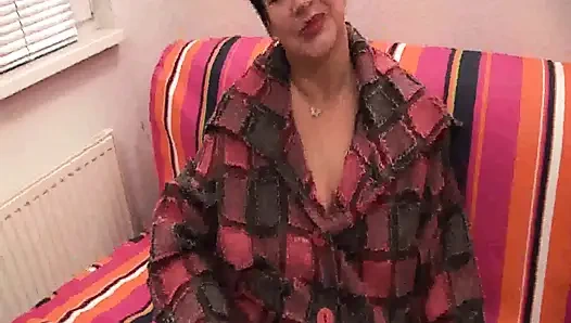 Büyük memeli esmer nine mastürbasyon yapıyor ve yarak emiyor