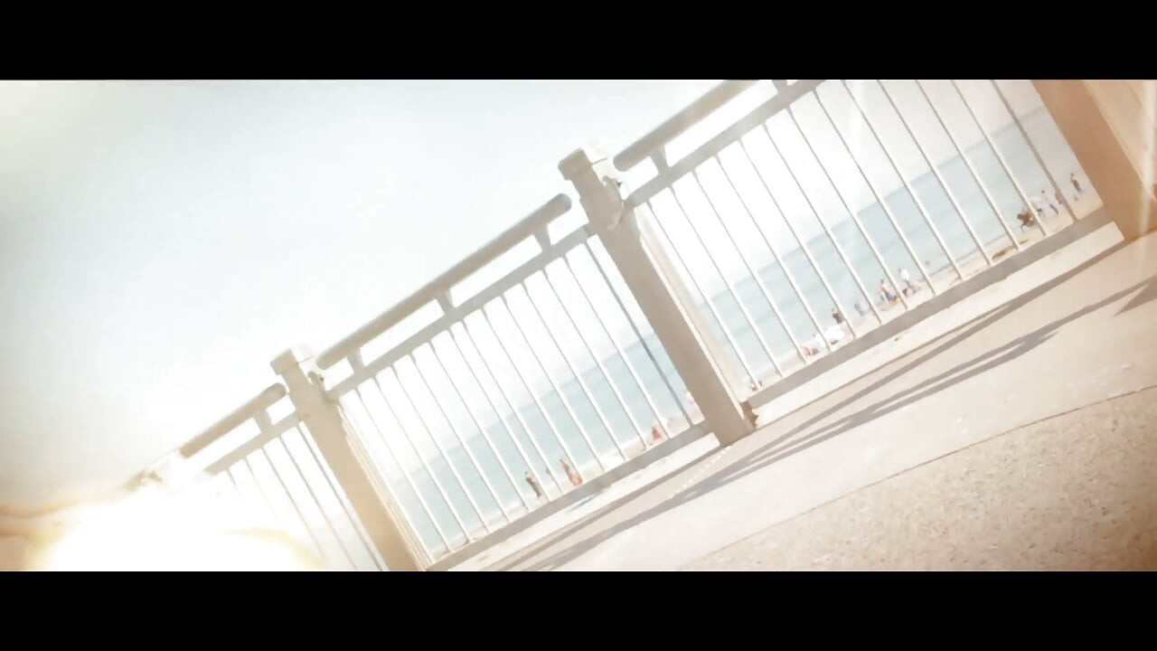 ブロンドの厄介な女の子は彼女の猫に触れるのが大好き