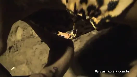 Pärchen beim ficken in der nacht am strandsand