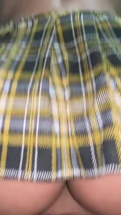 "Üvey erkek kardeşimi mini eteğimle baştan çıkarıyorum" dan epik an