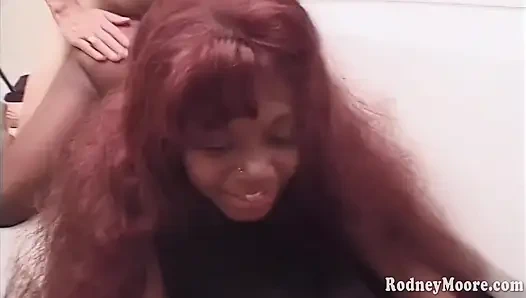 Riesige gesichtsbesamung auf hübschem schwarzem gesicht, retro 90er ebenholz