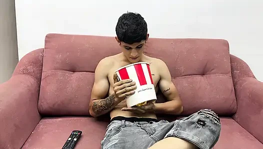 Возбужденный друг положил свой богатый член внутрь фри для его сексуальной подруги-латины. ЗАКАНЧИВАЕТСЯ НАСТОЯЩИМ СЕКСОМ В ДОМАШНЕМ ВИДЕО