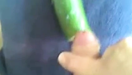 salatalık üzerine boşalmak