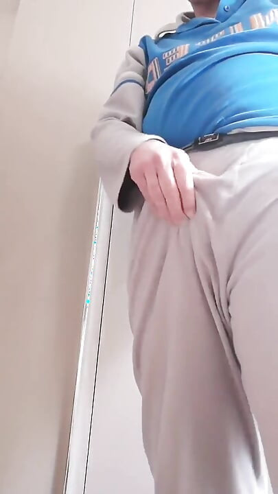 Čuješ zvuk moje ruke kako drka po cijelom mom tvrdom, natečenom kurcu