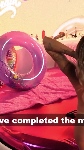 Moment impresionant de la "Videoclip șocant: celebru model brazilian surprins sărutându-și cea mai bună prietenă în timpul unei sesiuni de make-out!"