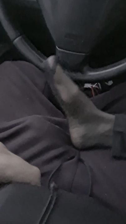 Footjob dengan stoking ketat di dalam mobil