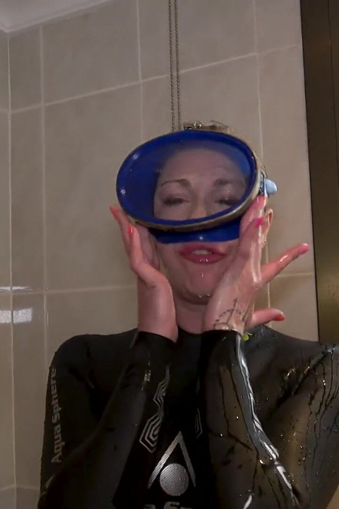 Pencucian masker kebanjiran pakai wetsuit & sepatu hak tinggi - muasin beceknya