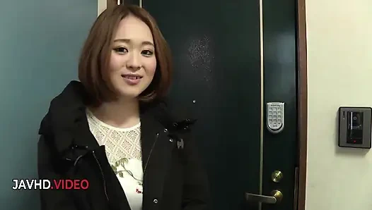 Yaramaz Asyalı genç doremi ateşli sakso performansı veriyor