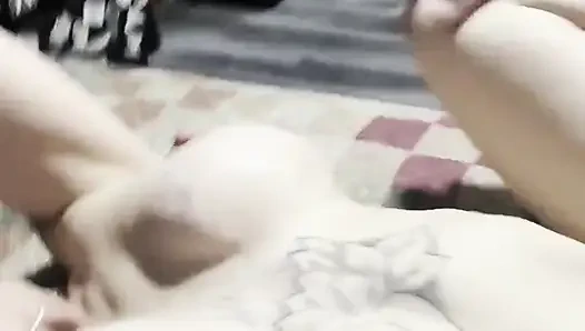 Порнозвезда жестко трахается и кончает