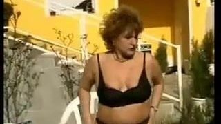 Esposa mais velha molhada se masturbando no jardim por snahbrandy