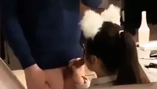 Une étudiante coréenne suce une bite